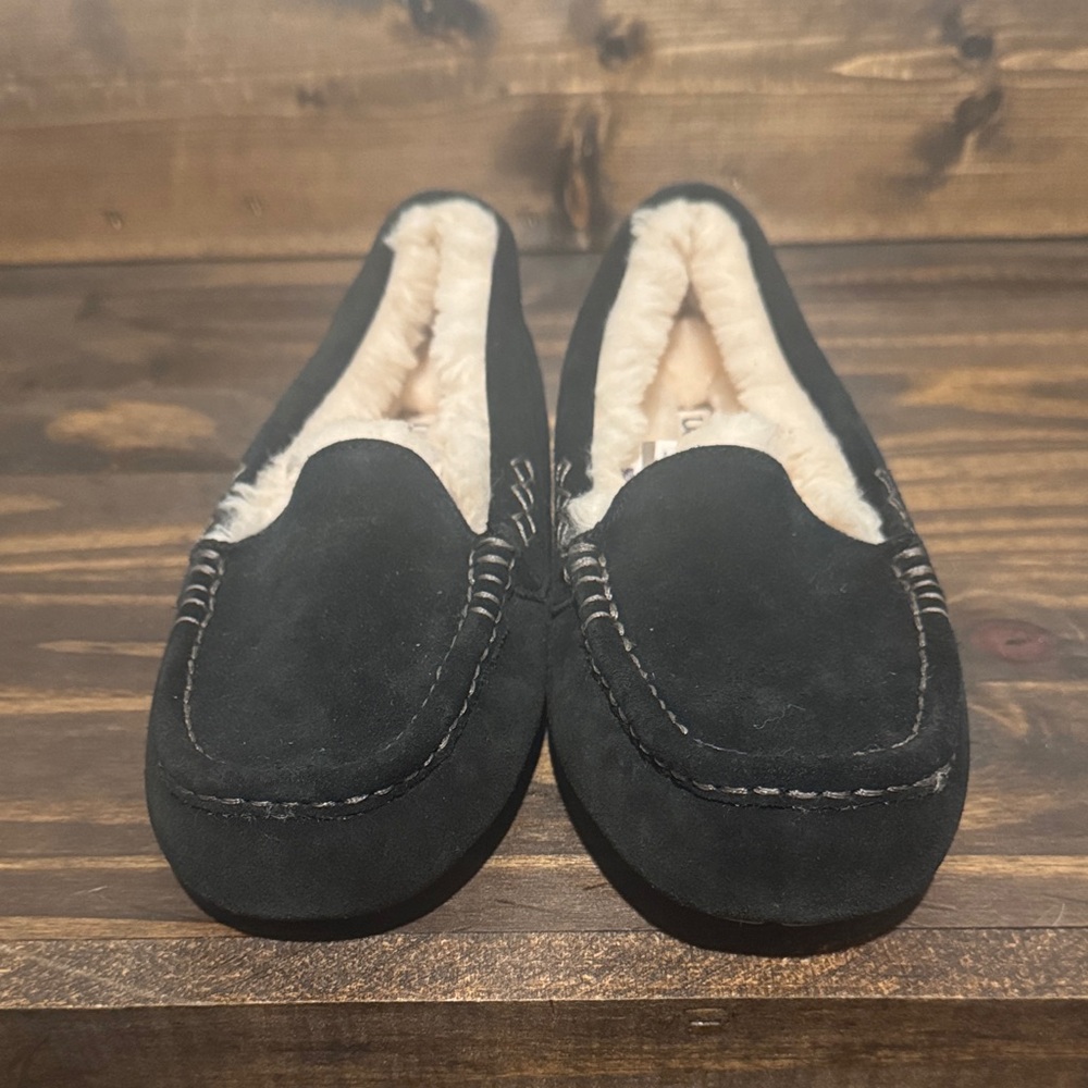 UGG ANSLEY BLACK SHEARLING LINED MOCCASIN SHOES US 8- NWOB